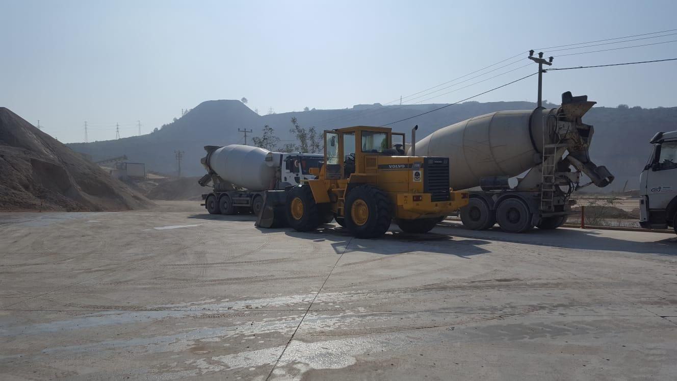 Beton santralinde mikserler arasında yükleyici