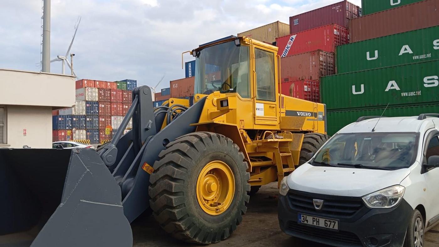 Konteyner terminalinde Volvo L120C lastikli yükleyici